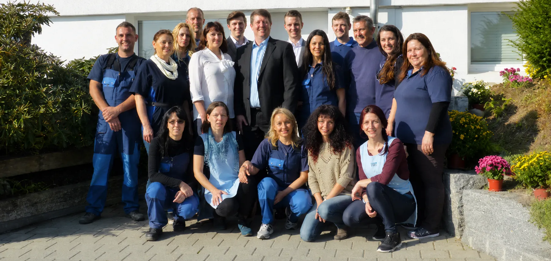 Das STEDA Team vor dem Firmensitz — Geschäftsleitung und Mitarbeitende